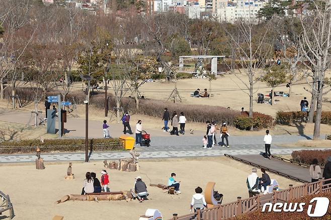 부산지역 사회적 거리두기 1.5단계 완화와 직계가족 5인 이상 모임 허용 이후 첫 주말인 21일 오후 부산 부산진구 부산시민공원에 시민들의 발길이 이어지고 있다.2021.2.21/ © News1 박세진 기자