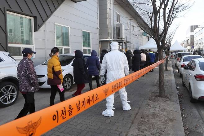 17일 경기도 남양주시 진건읍 진관산업단지에서 근로자들이 신종 코로나바이러스 감염증(코로나19) 검사를 위해 줄지어 대기하고 있다. 이 산업단지의 한 공장에서 직원 114명이 코로나19 확진 판정받았다. 연합뉴스 제공