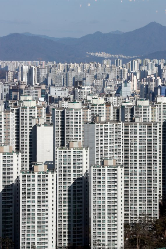 19일부터 개정된 주택법 시행령으로 실거주 의무가 보태지면서 전세난이 가중될 것이란 우려가 제기되고 있다. 사진은 서울의 아파트 단지 모습/ 뉴스1