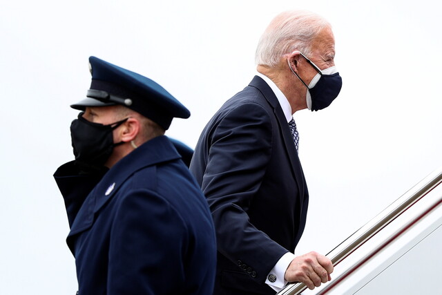 조 바이든 미국 대통령이 지난 19일 화상으로 열린 주요 7개국 정상회의와 뮌헨안보회의에 참석한 뒤 미시간주로 이동하기 위해 대통령 전용기에 오르고 있다. 앤드루스 공군기지/로이터 연합뉴스