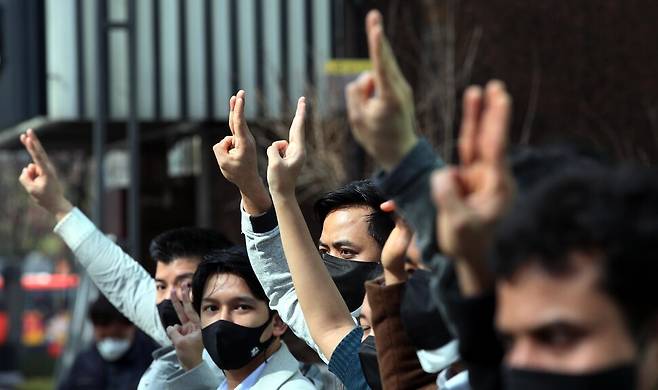 재한미얀마청년연대, 이주노조 방글라데시, 재한베트남공동체, 인도네시아주한유학생회, 캄보디아CNRP청년위원회, 광적필리핀가톨릭공동체, 인도네시아 주한유학생회, 한국 해외주민운동연대(KOCO) 소속 아시아 청년들이 21일 오후 서울 종로구 유엔 인권위원회 서울사무소 앞에서 ‘미얀마 군부독재 저항’, ‘군부 반대’, ‘복종하지 않겠다’는 의미로 손가락 세개를 펴고 집회를 하고 있다. 이 세손가락 시위는 영화 \