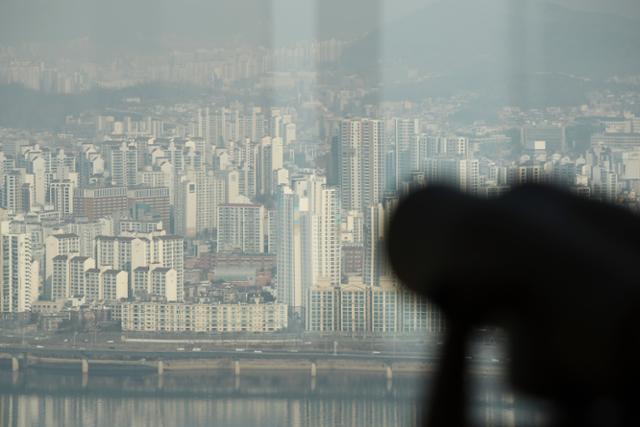 21일 서울 영등포구 63스퀘어에서 바라본 한강 변 고층 아파트 단지. 연합뉴스