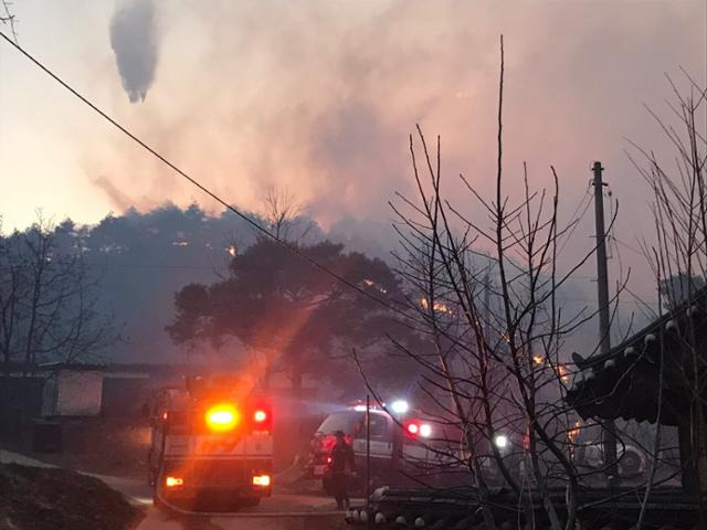 소방당국이 21일 오후 땅거미가 진 가운데 경북 안동시 임하면에서 강풍을 타고 번지는 산불을 헬기 등을 이용해 진화하고 있다. 소방청 제공