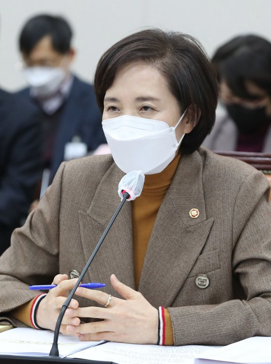 유은혜 부총리 겸 교육부 장관이 19일 국회에서 열린 교육위원회 전체회의에서 답변하고 있다. 연합뉴스