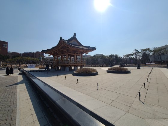 지난 19일 전북대 건지광장에서 졸업생과 가족들이 전통 누각 '문회루'를 배경 삼아 기념 촬영을 하고 있다. 전주=김준희 기자