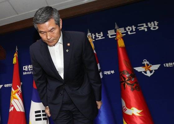 2019년 6월 당시 정경두 국방부 장관이 북 소형 목선 관련 대국민사과문을 발표 후 고개숙여 인사를 하고 있다. [뉴스1]