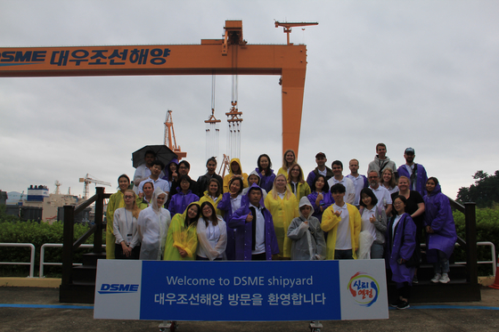 Participants of the Korea Arctic Academy visit the shipyard of Daewoo Shipbuilding & Marine Engineering in 2019. [KOREA MARITIME INSTITUTE]