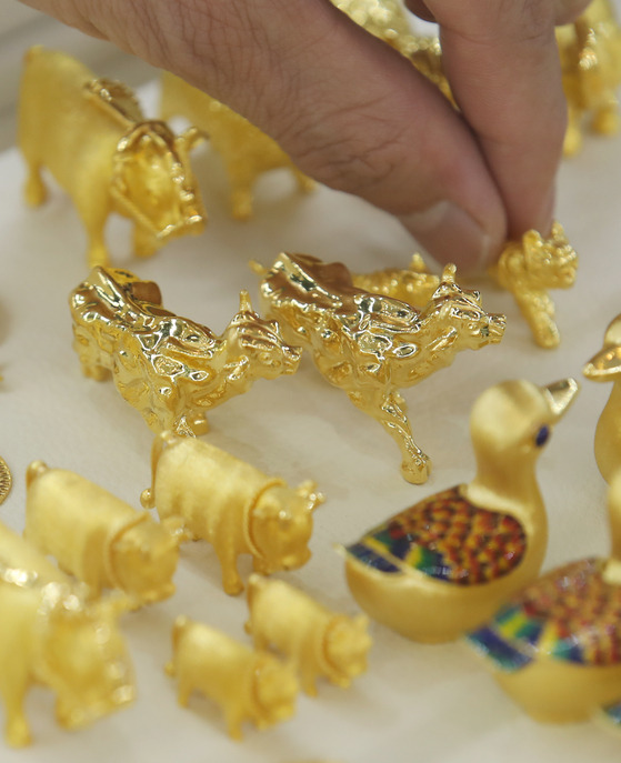 Gold products are displayed at Korea Gold Exchange in central Seoul. Gold prices have been falling for five trading days in a row. As of Feb. 18, gold price closed at 63,900 won ($58) per 1 gram (0.04 ounce), down 0.48 percent compared to the previous trading day, according to data from the Korea Exchange gold market. Prices of bitcoin, a cryptocurrency emerging as an alternative to gold, on the other hand, has been soaring recently. [YONHAP]