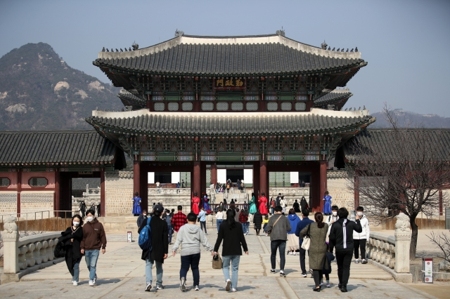 서울 최고기온이 17도를 기록하는 등 포근한 날씨를 보인 21일 서울 종로구 경복궁에서 시민들이 나들이를 즐기고 있다. 뉴시스