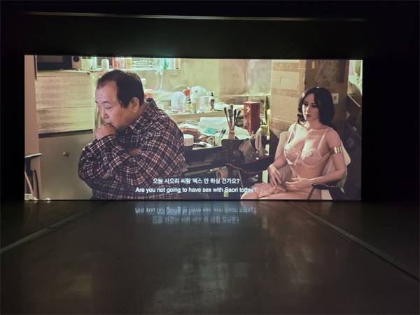 러브돌과 사는 일본 노인의 일상을 담은 영화 `내일`의 한 장면. [사진 제공 = 국립현대미술관]