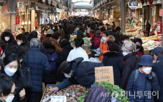 설 연휴를 앞둔 9일 서울 동대문구 경동시장이 제수용품을 구매하려는 시민들로 붐비고 있다. / 사진=이기범 기자 leekb@