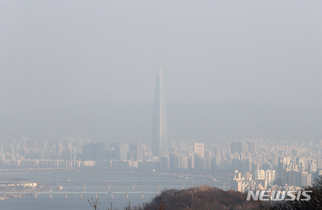 [서울=뉴시스]배훈식 기자 = 전국 대부분 지역에서 초미세먼지 농도가 나쁨 수준을 보인 21일 오후 서울 중구 남산에서 바라본 서울 도심이 뿌옇게 흐려져 있다. 2021.02.21. dahora83@newsis.com