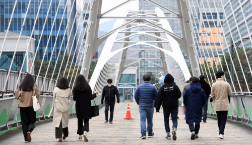 지난해 11월 경기 성남 판교에서 직장인들이 점심시간을 맞아 근처 산책을 하고 있다. /성남=권욱 기자