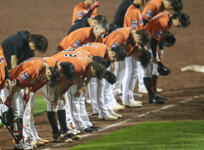 올해 KBO 리그 처음으로 학교폭력 피해자의 주장이 나온 당사자가 소속된 한화 구단 선수들이 지난해 6월12일 두산과의 경기 이후 관중석에 인사하고 있다. 연합뉴스