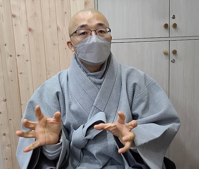 인터뷰하는 부산 대원정사 주지 법상스님 (서울=연합뉴스) 양정우 기자 = 유튜브 방송 '목탁소리' 운영자이자 부산 대원정사 주지인 법상스님이 16일 연합뉴스와 인터뷰를 하고 있다. 2021.2.21 eddie@yna.co.kr   (끝)