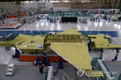 KF-X 시제 1호기 최종 조립 착수 (서울=연합뉴스) 3일 한국항공우주산업이 '한국형 전투기(KF-X) 시제기 최종 조립'에 돌입한다고 방위사업청이 밝혔다.      KF-X 시제 1호기는 내년 상반기에 일반에 공개된 후 약 5년 간의 지상시험 및 비행시험 등의 시험과정을 거쳐 2026년까지 개발을 완료할 예정이다. 2020.9.3      [방위사업청 제공. 재판매 및 DB 금지]