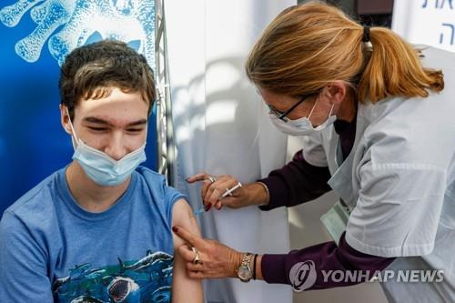 코로나19 백신 접종하는 이스라엘의 18세 청소년 [AFP=연합뉴스 자료사진]