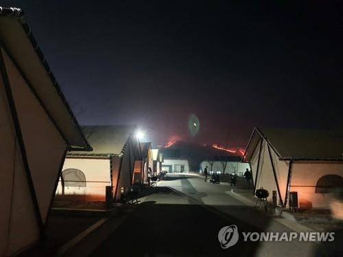 캠핑장 인근까지 번진 산불 (안동=연합뉴스) 최수호 기자 = 21일 경북 안동시 임동면 망천리 야산에서 불이 나 한 캠핑장 주변까지 번지고 있다.      캠핑장 이용객은 모두 대피했다. 2021.2.21      suho@yna.co.kr  (끝)