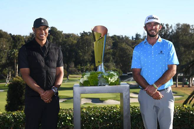 미국프로골프(PGA) 투어 제네시스 인비테이셔널 시상식에 참석한 타이거 우즈(왼쪽)와 우승자 맥스 호마. (사진=AFPBBNews)