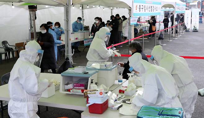 [이데일리 방인권 기자] 서울역 임시선별진료소를 찾은 시민들이 코로나19 검사를 받고 있다.