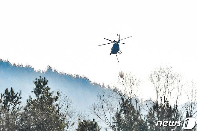 지난 20일 강원 정선군 여량면 구절리 노추산에서 일어난 산불이 산림 12ha를 태우고 18시간에 진화됐다. (정선군 제공) 2021.02.21/뉴스1 © News1