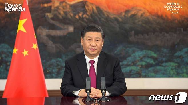 시진핀 중국 국가주석이 1월 25일 베이징에서 세계경제포럼(다보스 포럼) 화상회의에 참석해 조 바이든 미국 대통령을 겨냥해 '신냉전'을 조장하지 말라고 주장하고 있다. © AFP=뉴스1 © News1 우동명 기자
