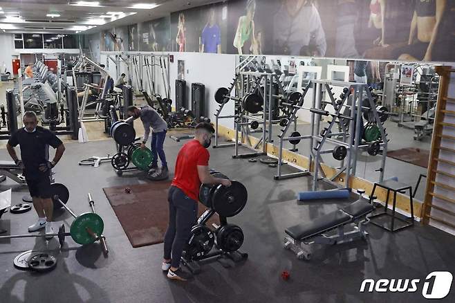 이스라엘 해안도시 네타냐의 한 체육관이 21일 재개방하면서 방문객들이 몰리고 있다. © AFP=뉴스1