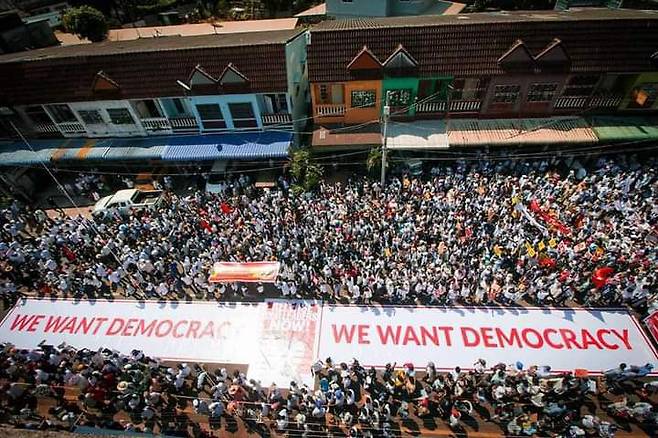 22일 오전(현지 시각) 미얀마 남부 도시 카우타웅에 군부 쿠데타를 규탄하며 모인 시위대. /트위터 캡처