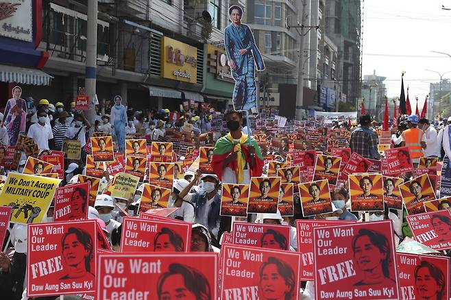 22일(현지 시각) 미얀마 제2 도시 만달레이에서 군부 쿠데타를 반대하는 시위대가 군부에 의해 감금된 아웅산 수지 국가고문의 석방을 요구하는 팻말 등을 들고 집회를 벌이고 있다. /AP 연합뉴스