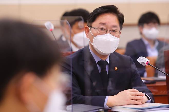 박범계 법무부 장관이 22일 국회에서 열린 법제사법위원회 전체회의에서 질의에 답변하고 있다./국회사진기자단