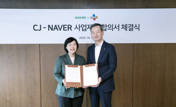 한성숙(왼쪽) 네이버 대표와 최은석 CJ주식회사 경영전략 총괄이 지난해 10월 네이버-CJ 사업자 합의서 체결식을 진행했다. /네이버 제공