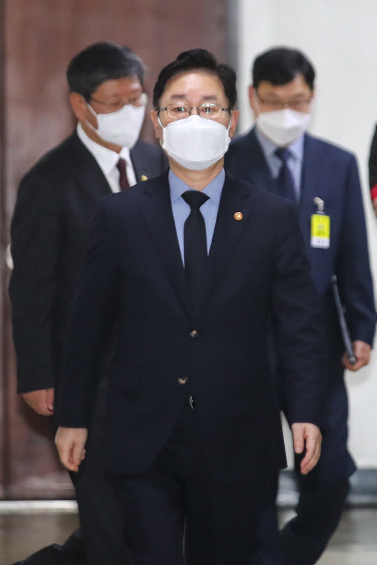 박범계 법무부 장관이 22일 국회에서 열린 법제사법위원회 전체회의에 출석하는 모습. 연합뉴스.