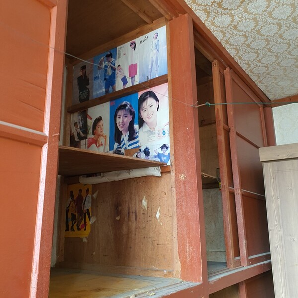 광주 전남방직 공장 옛 여성 노동자들의 머물렀던 옛 기숙사 방 사물함엔 여성 노동자들이 붙여 놓은 것으로 보이는 사진이 남아 있다. 정대하 기자