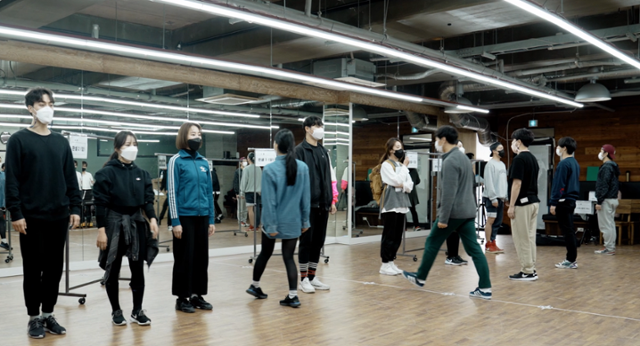 뮤지컬 최초로 6월 항쟁을 다룬 작품 '유월'에 참여하는 배우들이 지난 2월 서울 종로구 대학로 뮤지컬센터에서 연습을 하고 있다. 경기아트센터 제공