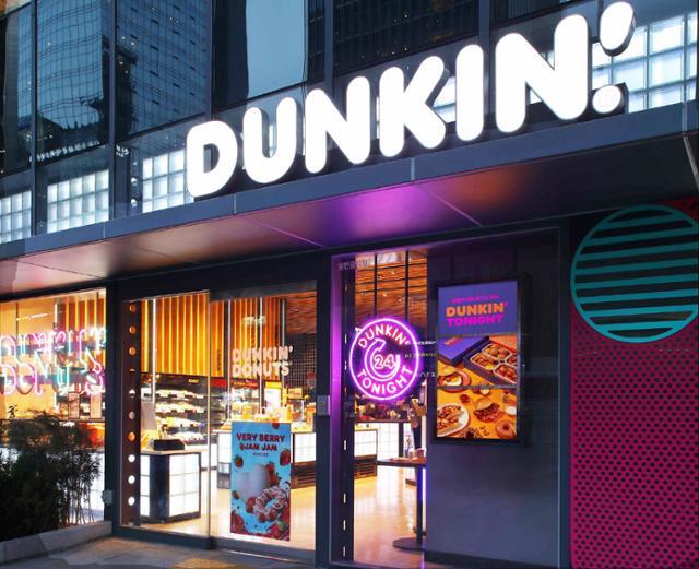 던킨은 야식 배달 수요를 겨냥한 신메뉴 '던킨 투나잇'을 선보이고 주요 매장에 24시간 배달 및 픽업 서비스를 도입했다. 던킨 제공