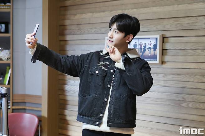 TVXQ Changmin appeared on MBC FM4U Noon Hope Song Kim Shin Young on the 22nd as Special MC.Debut I have seen Changmin as a special DJ in 18 years.Todays Special DJ Changmin Relaxing His Eyes ClosedIs he shaking?The start of the show is approachingI left a selfie at the request of Jung HeeIm thirsty for tension.I relax with a unique smile.a serious look at the scriptThe nervous figure a little while ago disappeared and Changmin with a calm expressionNow the real show is on!() Continue on the side. . . .The Noon Hope Song is Kim Shin-young is MBC FM4U (Metropolitan Area 91) from 12:00 to 2:00 p.m. every day.9MHz), and can also be heard through PC and smartphone applications mini.iMBC Photo