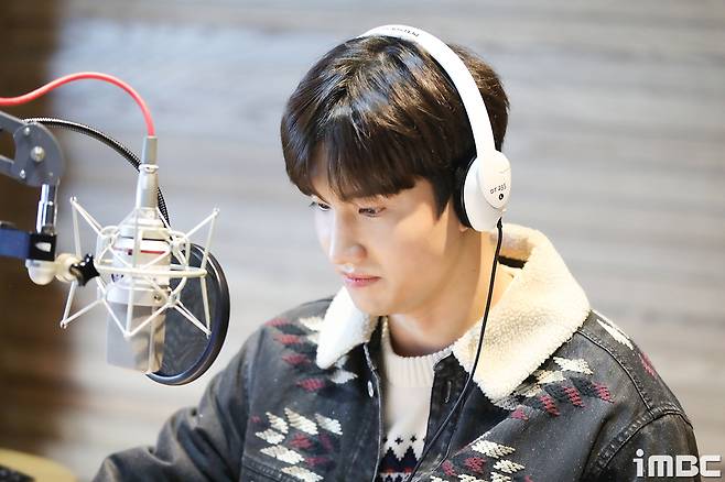 TVXQ Changmin appeared on MBC FM4U Noon Hope song Kim Shin-Young on the 22nd as Special MC.Debut I have seen Changmin as a special DJ in 18 years.Todays Special DJ Changmin Relaxing His Eyes ClosedIs he shaking?The start of the show is approachingI left a selfie at the request of Jung HeeIm thirsty for tension.I relax with a unique smile.a serious look at the scriptThe nervous figure a little while ago disappeared and Changmin with a calm expressionNow the real show is on!() keep on the side...The Noon Hope Song Kim Shin-Young is broadcast every day from 12:00 p.m. to 2:00 p.m. on MBC FM4U (91.9 MHz in the metropolitan area), and can be heard through PC and smartphone applications mini.iMBC Photo