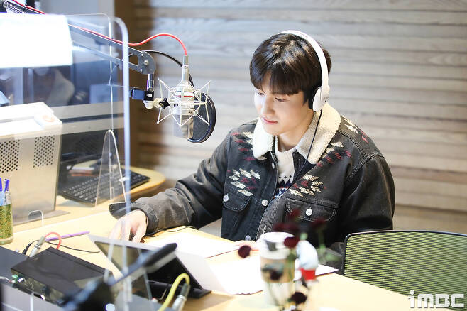 TVXQ Changmin appeared on MBC FM4U Noon Hope song Kim Shin-Young on the 22nd as Special MC.Debut I have seen Changmin as a special DJ in 18 years.Todays Special DJ Changmin Relaxing His Eyes ClosedIs he shaking?The start of the show is approachingI left a selfie at the request of Jung HeeIm thirsty for tension.I relax with a unique smile.a serious look at the scriptThe nervous figure a little while ago disappeared and Changmin with a calm expressionNow the real show is on!() keep on the side...The Noon Hope Song Kim Shin-Young is broadcast every day from 12:00 p.m. to 2:00 p.m. on MBC FM4U (91.9 MHz in the metropolitan area), and can be heard through PC and smartphone applications mini.iMBC Photo