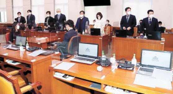 지난 10일 야당의원이 나간 후 여당의원만 표결처리하고 있다. [뉴스1]