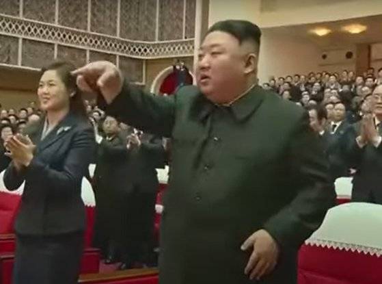 김정은 국무위원장이 지난 16일 열린 광명성절 기념 음악회를 관람했다. 김 위원장은 공연이 끝나고 출연진이 무대에 모여 인사를 마친 뒤'친근한 이름'이란 곡을 "다시 한번 하라"고 지시하고 있다. [유튜브 캡처]