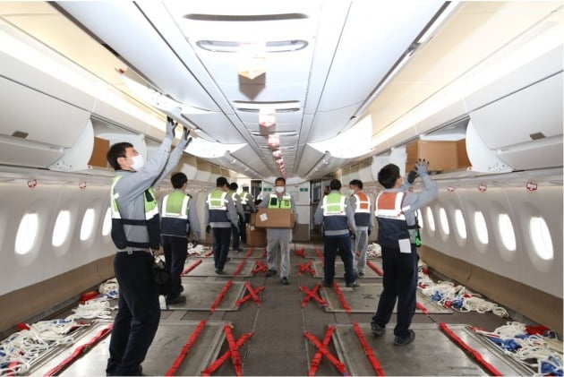 아시아나항공은 지난 21일 A350-900 여객기 2대를 화물기로 개조했다고 22일 밝혔다. 사진=아시아나항공