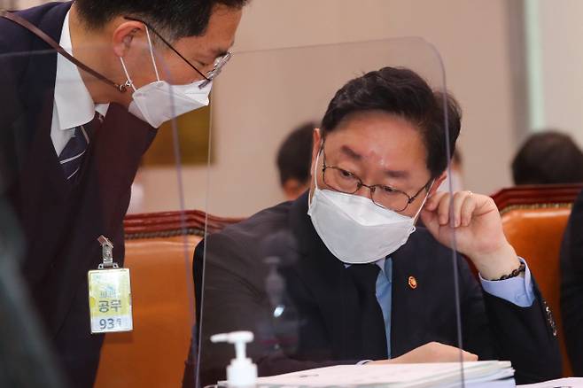 박범계 법무부 장관이 22일 국회에서 열린 법제사법위원회 전체회의에서 대화하고 있다. 연합뉴스