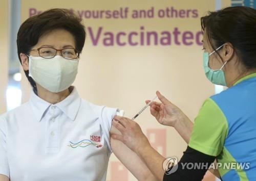 캐리 람 홍콩 행정장관이 22일 중국 시노백의 코로나19 백신을 접종하는 모습. [AP=연합뉴스]