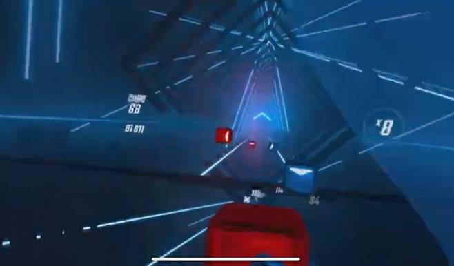 음악리듬에 맞춰 색깔별로 상자를 때리는 VR 게임 '비트세이버'의 한 장면. 한두판만 해도 땀이 났다.