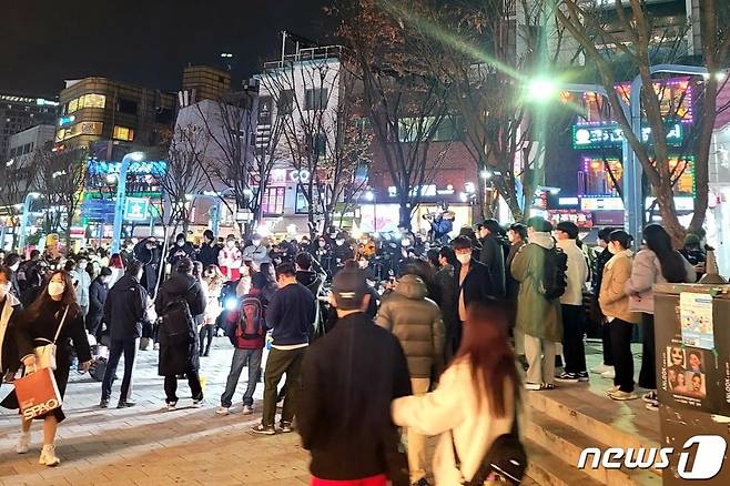 (서울=뉴스1) 박기범 기자=서울 마포구 홍대 앞 거리에서 많은 시민들이 버스킹을 보고 있는 모습.