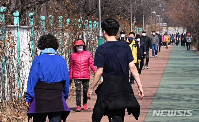 [수원=뉴시스] 김종택기자 = 수도권 지역에 낮 최고기온이 17도 까지 오르며 포근한 날씨를 보인 지난 21일 오후 경기도 수원시 팔달구 서호공원에서 시민들이 가벼운 옷차림으로 산책을 하고 있다. . 2021.02.21.jtk@newsis.com