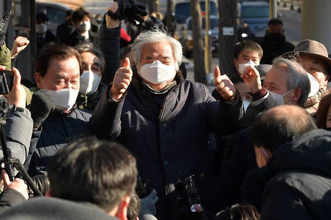 공직선거법 위반과 명예훼손 혐의로 재판에 넘겨졌다 1심에서 무죄를 선고받은 전광훈 사랑제일교회 목사가  지난해 서초구 서울중앙지법을 나서고 있다. 박종민 기자