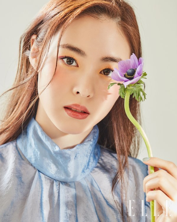 Especially, Lee Yeon-hees eyes, which are clear and transparent like watercolors, blend with the colorful color look and create a mysterious atmosphere.Lee Yeon-hee is a 2-thirdies through Jin-a, who is suffering from growth pains in the drama.While conveying sympathy and comfort to youth, it is giving a sweet excitement with chemistry with Jaeheon (Yoo Yeon-seok) in the play.Photo: Elle (ELLE)