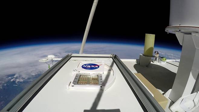 마즈박스를 설치한 과학기구가 중간 성층권(38㎞) 위로 올라간 장면 NASA 로고 밑에 삽입된 것이 마즈박스. [NASA 제공/ 재판매 및 DB 금지]