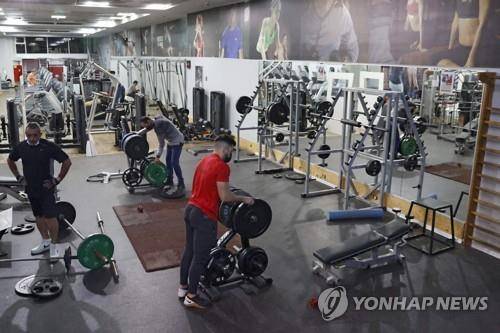 2차 일상복귀 조치로 코로나19 백신 접종자에게 개방된 이스라엘의 헬스클럽 [AFP=연합뉴스]